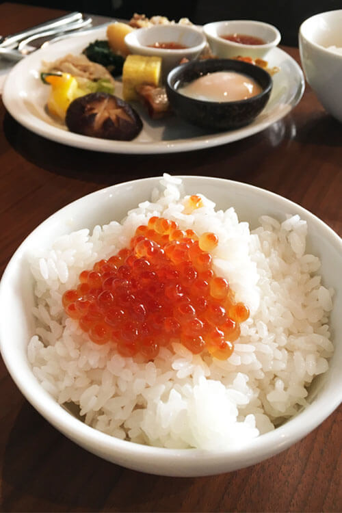 木二世古酒店自助早餐的三文魚子蓋飯。