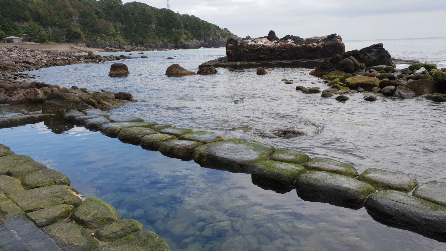 One of Mizunashi Kaihin onsen’s tidal hot pools.