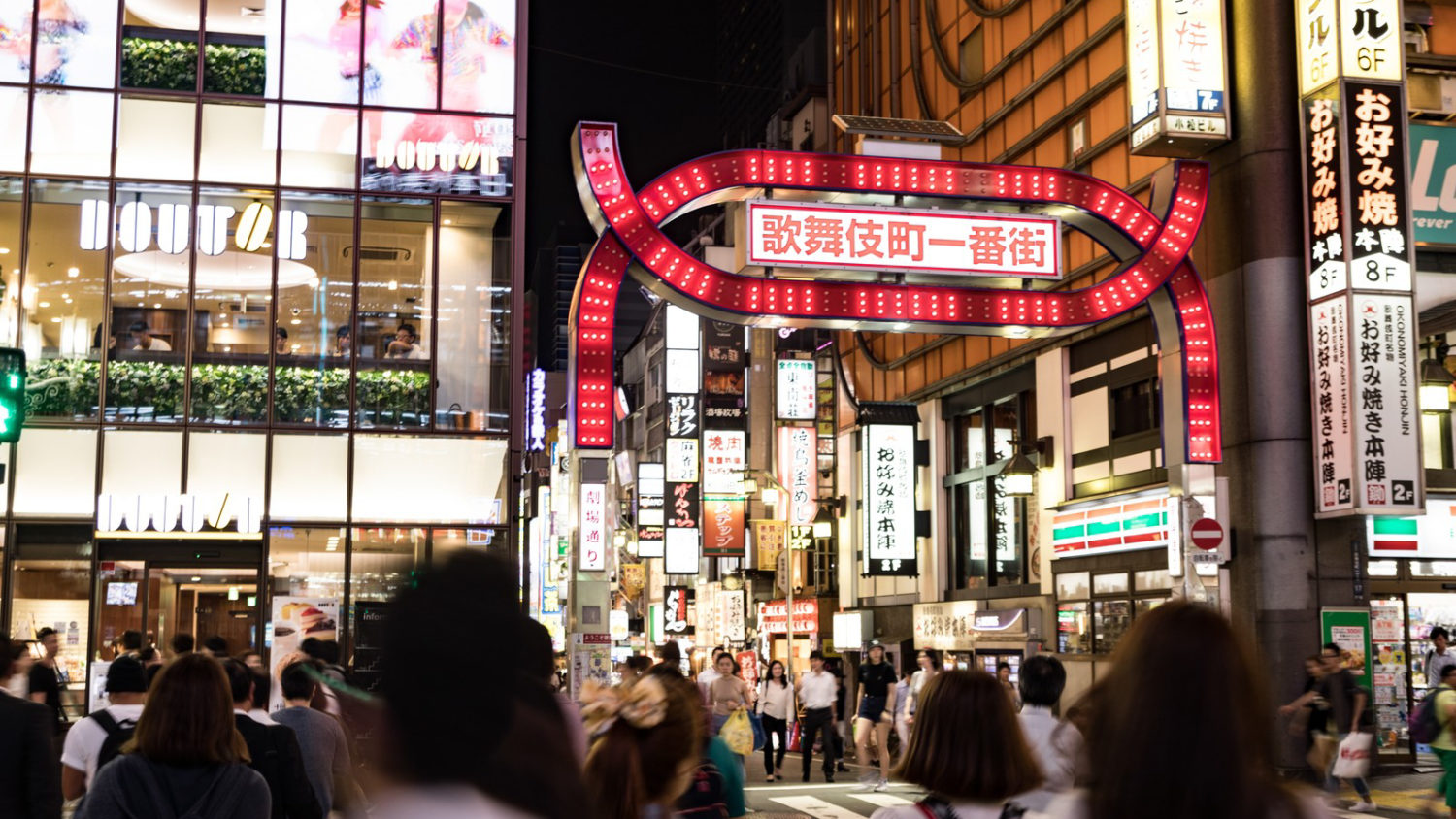 Crowded street in Toyko with Dotour and 7-Eleven in the background.